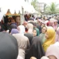 Masyarakat menyerbu bazar subsidi di Kecamatan Sangir Jujuhan (SJJ), Kamis (5/9/2024). (Foto: Pemkab Solsel)