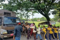 Pelajar bolos digiring ke mobil Satpol PP Padang. (Foto: FB Diskominfo Padang)