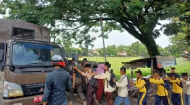 Pelajar bolos digiring ke mobil Satpol PP Padang. (Foto: FB Diskominfo Padang)