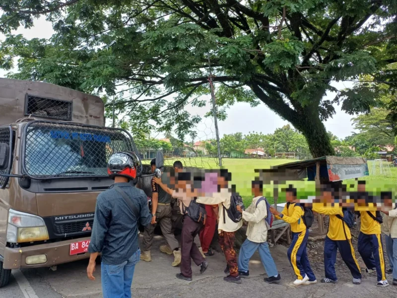 Pelajar bolos digiring ke mobil Satpol PP Padang. (Foto: FB Diskominfo Padang)