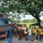 Pelajar bolos digiring ke mobil Satpol PP Padang. (Foto: FB Diskominfo Padang)