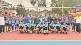 Bupati Tanah Datar Eka Putra membuka Open Turnamen Bola Voly Cup 1 di lapangan Bola Voly Tanjung Ambacang Kecamatan Lintau Buo Utara. (Foto: Prokopim Tanah Datar)