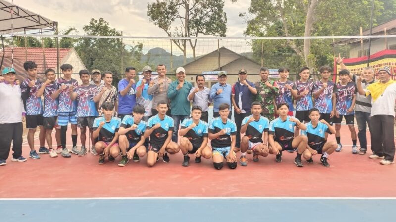 Bupati Tanah Datar Eka Putra membuka Open Turnamen Bola Voly Cup 1 di lapangan Bola Voly Tanjung Ambacang Kecamatan Lintau Buo Utara. (Foto: Prokopim Tanah Datar)