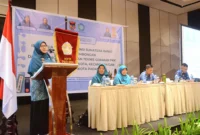 Ketua TP-PKK Sumbar Ny. Harneli Mahyeldi membuka Bimtek Gerakan PKK bagi Pengurus TP-PKK Kota, Kecamatan dan Kelurahan se-Kota Padang. (Foto: TP-PKK Padang)
