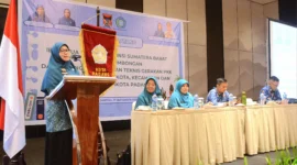Ketua TP-PKK Sumbar Ny. Harneli Mahyeldi membuka Bimtek Gerakan PKK bagi Pengurus TP-PKK Kota, Kecamatan dan Kelurahan se-Kota Padang. (Foto: TP-PKK Padang)