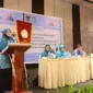 Ketua TP-PKK Sumbar Ny. Harneli Mahyeldi membuka Bimtek Gerakan PKK bagi Pengurus TP-PKK Kota, Kecamatan dan Kelurahan se-Kota Padang. (Foto: TP-PKK Padang)