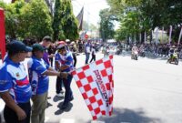 Bupati Tanah Datar Eka Putra melepas peserta Bupati Tanah Datar Cup Race di Sirkuit Non Permanen (NP) Lapangan Cindua Mato. (Foto: Prokopim Tanah Datar)