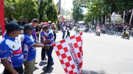 Bupati Tanah Datar Eka Putra melepas peserta Bupati Tanah Datar Cup Race di Sirkuit Non Permanen (NP) Lapangan Cindua Mato. (Foto: Prokopim Tanah Datar)