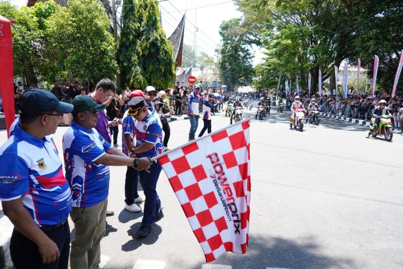 Bupati Tanah Datar Eka Putra melepas peserta Bupati Tanah Datar Cup Race di Sirkuit Non Permanen (NP) Lapangan Cindua Mato. (Foto: Prokopim Tanah Datar)