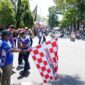 Bupati Tanah Datar Eka Putra melepas peserta Bupati Tanah Datar Cup Race di Sirkuit Non Permanen (NP) Lapangan Cindua Mato. (Foto: Prokopim Tanah Datar)