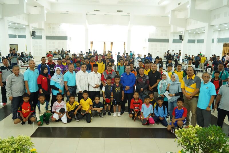 Bupati Tanah Datar Eka Putra membuka Turnamen Tenis Meja Pelajar Bupati Cup tahun 2024. (Foto: Prokopim Tanah Datar)