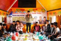 Bupati Tanah Datar, Eka Putra dianugerahi gelar warga kehormatan Nagari Simawang, Kecamatan Rambatan. (Foto: Prokopim Tanah Datar)