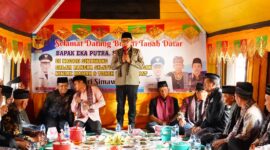 Bupati Tanah Datar, Eka Putra dianugerahi gelar warga kehormatan Nagari Simawang, Kecamatan Rambatan. (Foto: Prokopim Tanah Datar)