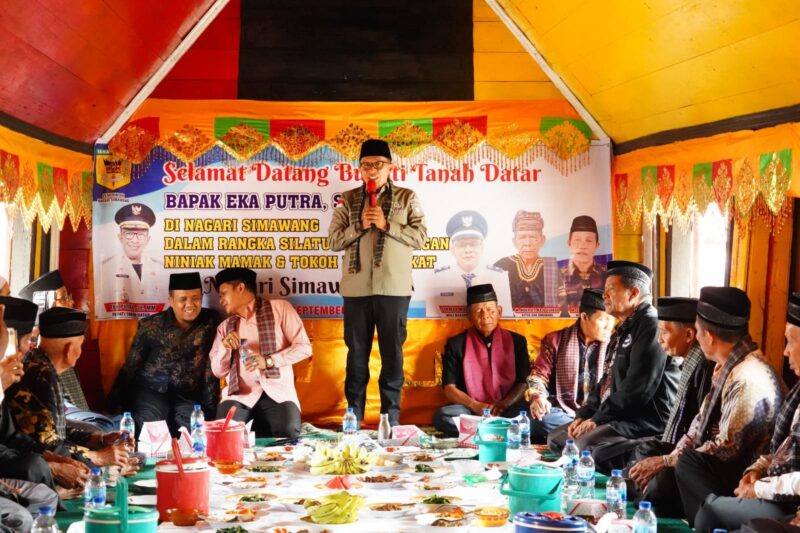 Bupati Tanah Datar, Eka Putra dianugerahi gelar warga kehormatan Nagari Simawang, Kecamatan Rambatan. (Foto: Prokopim Tanah Datar)