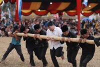 Wakil Wali Kota Solok, Dr. H. Ramadhani Kirana Putra mengikuti permainan tradisional pada Festival Rang Solok Baralek Gadang. (Foto: Prokopim Kota Solok)