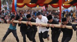 Wakil Wali Kota Solok, Dr. H. Ramadhani Kirana Putra mengikuti permainan tradisional pada Festival Rang Solok Baralek Gadang. (Foto: Prokopim Kota Solok)