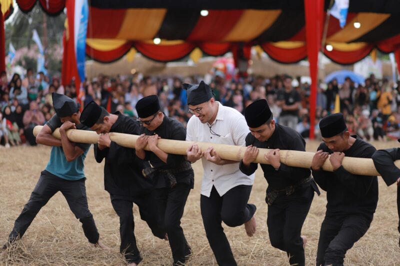 Wakil Wali Kota Solok, Dr. H. Ramadhani Kirana Putra mengikuti permainan tradisional pada Festival Rang Solok Baralek Gadang. (Foto: Prokopim Kota Solok)