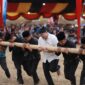 Wakil Wali Kota Solok, Dr. H. Ramadhani Kirana Putra mengikuti permainan tradisional pada Festival Rang Solok Baralek Gadang. (Foto: Prokopim Kota Solok)