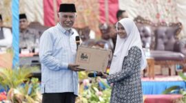 Gubernur Sumbar Mahyeldi menyerahkan hadiah laptop kepada siswi SMAN 1 Solok. (Foto: ADPSB)