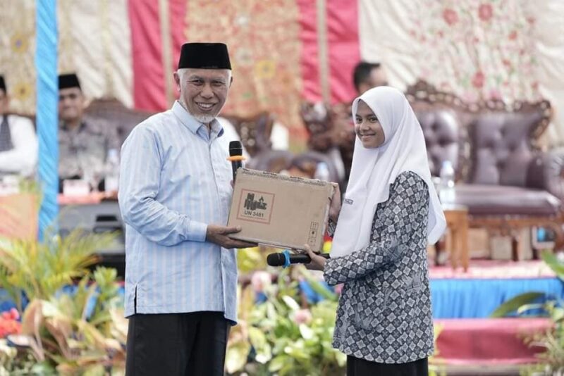 Gubernur Sumbar Mahyeldi menyerahkan hadiah laptop kepada siswi SMAN 1 Solok. (Foto: ADPSB)
