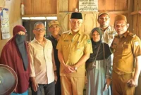Gubernur Sumbar Mahyeldi mengunjungi rumah almarhumah Nia di Nagari Guguak Kecamatan 2x11 Kayu Tanam, Kabupaten Padang Pariaman. (Foto: Pemprov Sumbar)