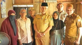 Gubernur Sumbar Mahyeldi mengunjungi rumah almarhumah Nia di Nagari Guguak Kecamatan 2x11 Kayu Tanam, Kabupaten Padang Pariaman. (Foto: Pemprov Sumbar)