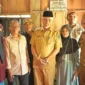 Gubernur Sumbar Mahyeldi mengunjungi rumah almarhumah Nia di Nagari Guguak Kecamatan 2x11 Kayu Tanam, Kabupaten Padang Pariaman. (Foto: Pemprov Sumbar)