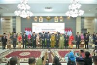 Gubernur Sumbar Mahyeldi bersama para Pjs kepala daerah kabupaten/kota usai pengukuhan. (Foto: Pemprov Sumbar)