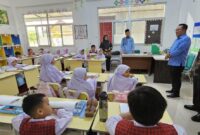Bupati Tanah Datar Eka Putra menyapa anak didik saat meninjau kompleks Yayasan Assallam Insan Madani, Nagari Simpuruik, Kecamatan Sungai Tarab. (Foto: Pemkab Tanah Datar)
