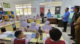 Bupati Tanah Datar Eka Putra menyapa anak didik saat meninjau kompleks Yayasan Assallam Insan Madani, Nagari Simpuruik, Kecamatan Sungai Tarab. (Foto: Pemkab Tanah Datar)