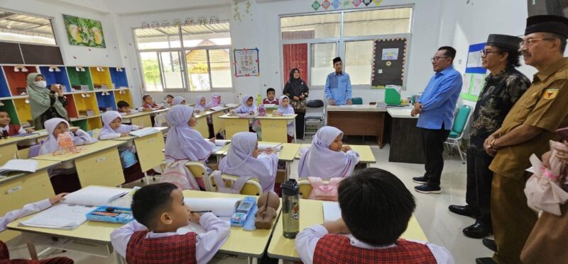 Bupati Tanah Datar Eka Putra menyapa anak didik saat meninjau kompleks Yayasan Assallam Insan Madani, Nagari Simpuruik, Kecamatan Sungai Tarab. (Foto: Pemkab Tanah Datar)