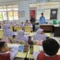 Bupati Tanah Datar Eka Putra menyapa anak didik saat meninjau kompleks Yayasan Assallam Insan Madani, Nagari Simpuruik, Kecamatan Sungai Tarab. (Foto: Pemkab Tanah Datar)