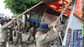 Personil Satpol PP Kota Padang menertibkan bangunan liar di kawasan Pasar Tabing, Kecamatan Koto Tangah, Kamis (26/9/2024). (Foto: Humas Satpol PP Padang)