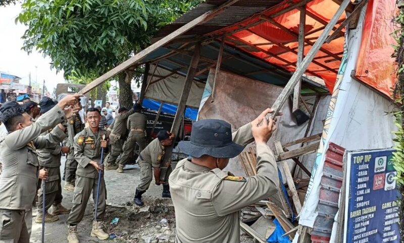 Personil Satpol PP Kota Padang menertibkan bangunan liar di kawasan Pasar Tabing, Kecamatan Koto Tangah, Kamis (26/9/2024). (Foto: Humas Satpol PP Padang)