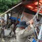 Personil Satpol PP Kota Padang menertibkan bangunan liar di kawasan Pasar Tabing, Kecamatan Koto Tangah, Kamis (26/9/2024). (Foto: Humas Satpol PP Padang)