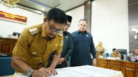 Bupati Solsel Khairunas saat paripurna perubahan APBD 2024. (Foto: Humas dan Protokol Solsel)