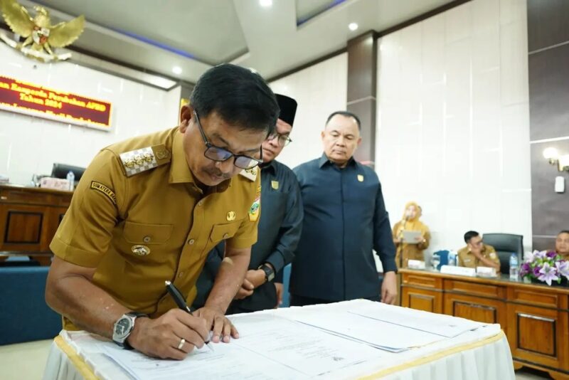 Bupati Solsel Khairunas saat paripurna perubahan APBD 2024. (Foto: Humas dan Protokol Solsel)