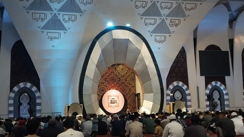 Kepala Atase Agama Kedubes Arab Saudi Syaikh Ahmad Bin Isa Al Hazimi memberikan seminar dan tausiyah keagamaan. (Foto: Diskominfo Padang)