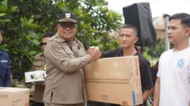 Sekdakab Solsel Syamsurizaldi menyerahkan bantuan peralatan kepada pelaku UMKM. (Foto: Pemkab Solsel)