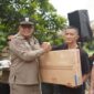 Sekdakab Solsel Syamsurizaldi menyerahkan bantuan peralatan kepada pelaku UMKM. (Foto: Pemkab Solsel)