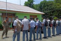 Satpol PP Kota Padang mengamankan sejumlah remaja yang sedang nongkrong di warung kopi. (Foto: Humas Satpol PP Padang)
