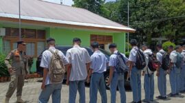 Satpol PP Kota Padang mengamankan sejumlah remaja yang sedang nongkrong di warung kopi. (Foto: Humas Satpol PP Padang)