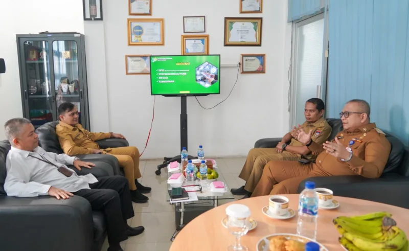 Pj Wali Kota Padang Andree Algamar beraudiensi dengan Kepala BPS Kota Padang Alfianto. (Foto: Prokopim Padang)