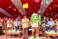 Pj Wali Kota Padang Andree Algamar meluncurkan penyu maskot resmi Kwarcab 09 Gerakan Pramuka Kota Padang. (Foto: Prokopim Padang)