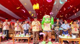 Pj Wali Kota Padang Andree Algamar meluncurkan penyu maskot resmi Kwarcab 09 Gerakan Pramuka Kota Padang. (Foto: Prokopim Padang)