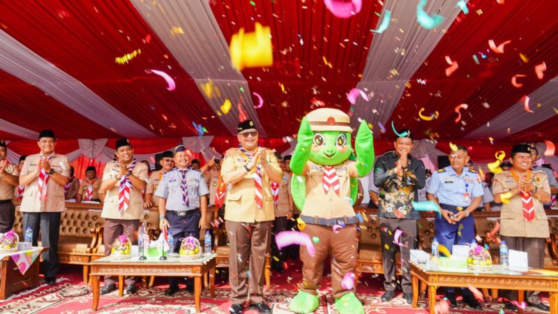 Pj Wali Kota Padang Andree Algamar meluncurkan penyu maskot resmi Kwarcab 09 Gerakan Pramuka Kota Padang. (Foto: Prokopim Padang)