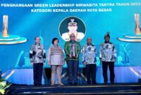 Penjabat (Pj) Wali Kota Padang Andree Algamar menerima penghargaan Nirwasita Tantra dari Kementerian LHK. (Foto: Prokopim Padang)