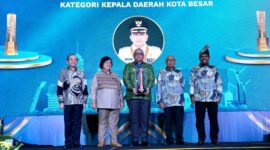 Penjabat (Pj) Wali Kota Padang Andree Algamar menerima penghargaan Nirwasita Tantra dari Kementerian LHK. (Foto: Prokopim Padang)