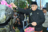 Pj Wali Kota Padang Andree Algamar menaburkan bunga di Monumen Gempa Padang. (Foto: Prokopim Padang)