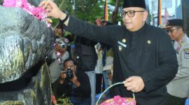 Pj Wali Kota Padang Andree Algamar menaburkan bunga di Monumen Gempa Padang. (Foto: Prokopim Padang)